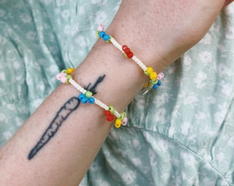 Beaded flower bracelet | Daisy bracelet | Flower seed bead jewelry