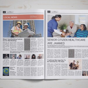 Pu&ograve; includere: Un giornale con il titolo "Senior Citizen Healthcare Are Jammed" e un titolo pi&ugrave; piccolo "Traditional Marriage Has To Be Admitted By The State". Il giornale &egrave; su un tavolo di legno con una tazza di caff&egrave; e uno smartphone.
