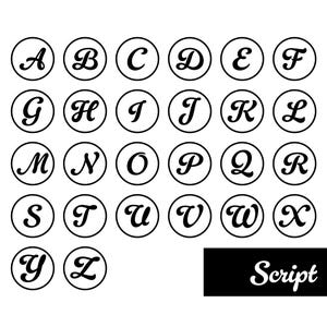 Op de afbeelding: Een verzameling van zesentwintig zwarte cirkelvormige iconen, elk met een hoofdletter van het alfabet in een cursief lettertype, gerangschikt in een raster. Een zwart rechthoekig vak in de rechterbenedenhoek toont het woord Script.