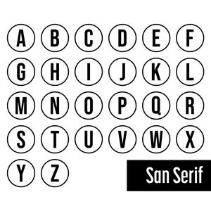 Op de afbeelding: Een verzameling van zesentwintig zwarte hoofdletters van A tot Z, elk omsloten door een dunne zwarte cirkelvormige omtrek. De letters worden gepresenteerd in een strak, vet schreefloos lettertype in een raster, met de tekst San Serif in een zwart kader.