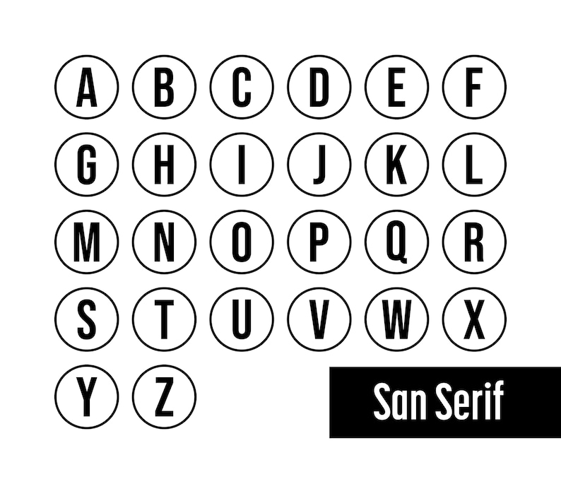 Op de afbeelding: Een verzameling van zesentwintig zwarte hoofdletters van A tot Z, elk omsloten door een dunne zwarte cirkelvormige omtrek. De letters worden gepresenteerd in een strak, vet schreefloos lettertype in een raster, met de tekst San Serif in een zwart kader.