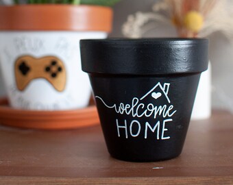 Terracotta flower pot: Welcome Home