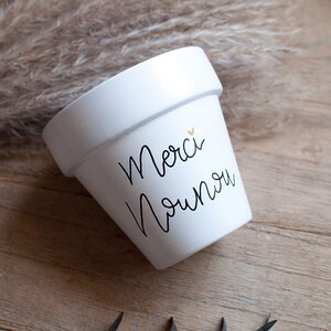Peut inclure: Pot de fleurs en céramique blanche avec les mots "Merci beaucoup" écrits en cursive noire avec un petit cœur doré.