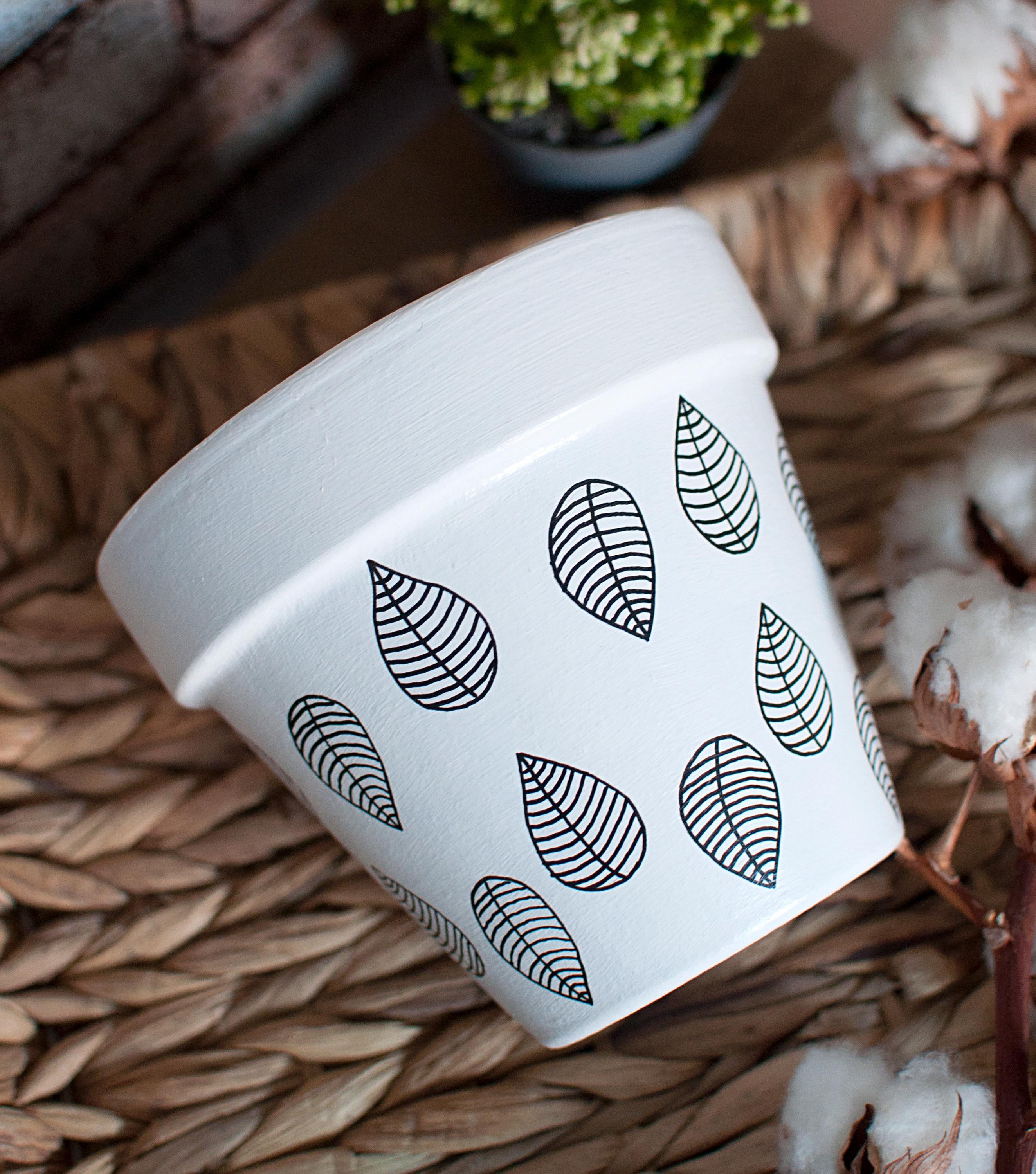Terracotta flower pot: Black Flower