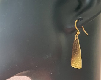 Orecchini in ottone martellato • orecchini in oro • orecchini pendenti • orecchini di forma organica • orecchini in ottone battuto • orecchini uk •