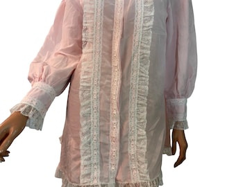 Camisón de encaje rosa bebé de Christian Dior, confeccionado en Vintage Union