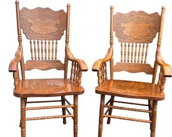 Par vintage de dos sillas estilo capitán con respaldo prensado y husillo de roble tigre, estilo granja