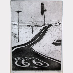 K&ouml;nnte beinhalten: Ein Schwarzwei&szlig;druck einer Stra&szlig;e mit einem Route 66-Schild. Die Stra&szlig;e ist kurvig und es gibt Stromleitungen auf beiden Seiten. Ein Vogel fliegt im Himmel &uuml;ber der Stra&szlig;e.