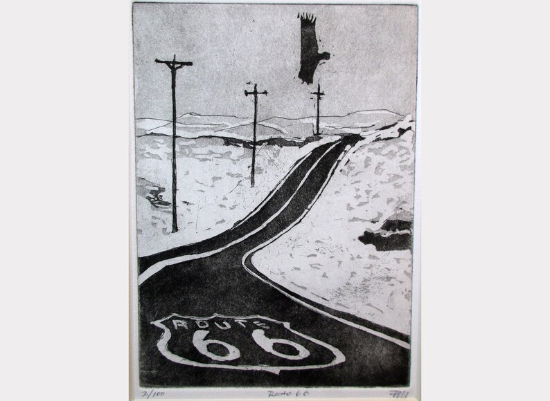 K&ouml;nnte beinhalten: Ein Schwarzwei&szlig;druck einer Stra&szlig;e mit einem Route 66-Schild. Die Stra&szlig;e ist kurvig und es gibt Stromleitungen auf beiden Seiten. Ein Vogel fliegt im Himmel &uuml;ber der Stra&szlig;e.
