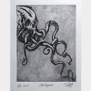 Puede incluir: Un grabado en blanco y negro de un pulpo con una cabeza en forma de calavera. Los tent&aacute;culos son largos y sinuosos. La obra de arte se titula "Octopus" y est&aacute; numerada "No. 21". La imagen est&aacute; sobre un fondo blanco.