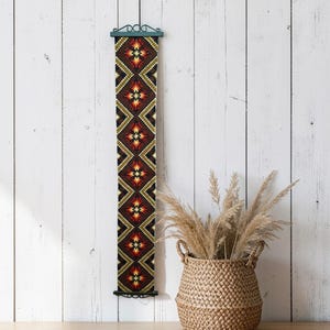 Könnte beinhalten: Eine weiße Keramik-Tasse mit schwarzem Henkel und dem Text "But First, Coffee" in schwarzer, fetter Schrift. Die Tasse steht auf einer Holzoberfläche. Die Tasse ist etwa 10 cm hoch.