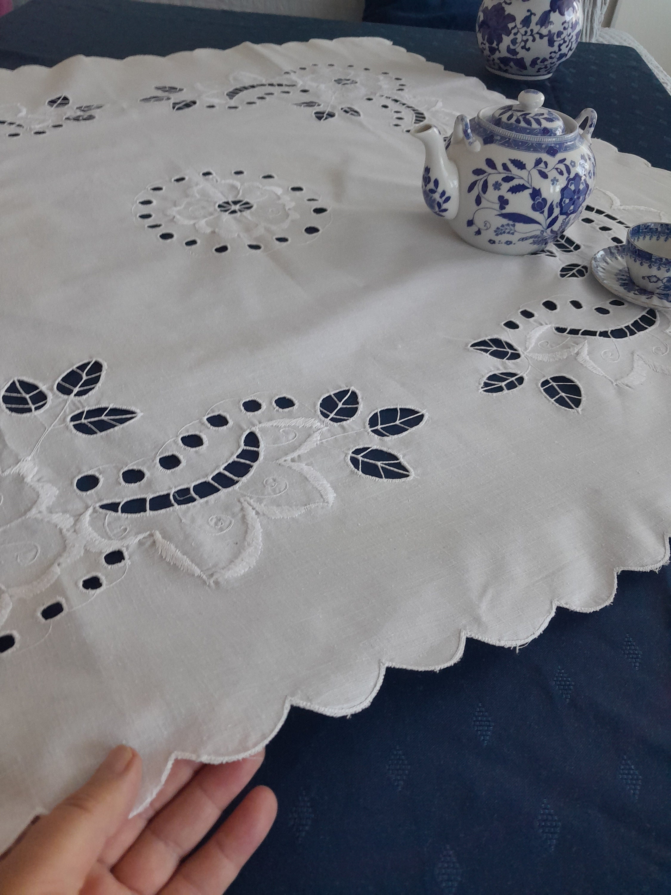 刺繍入りカットワ−クレ−スホワイトテーブルクロスビンテージ 刺繍入りカットワ−クレ−スホワイトテーブルクロスビンテージ