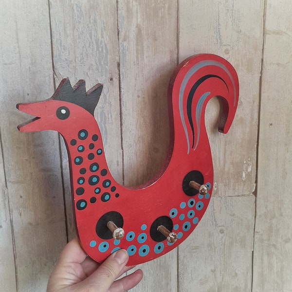 Vintage rojo madera pollo llavero o perchero decoración escandinava
