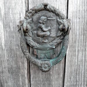 Aldaba de latón vintage con relieve de mujer, estilo escandinavo, decoración Art Nouveau, entrada rústica, herrajes antiguos para puertas, regalo único