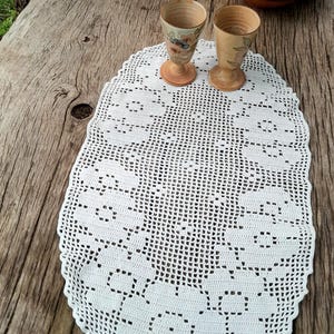 Vintage weiße gehäkelte Tischläufer, handgefertigte ovale Tischdecke, Bauernhaus Dekor shabby chic