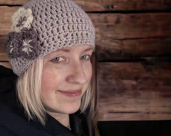 グレーのクロシェ編みの花が付いた手編みのビーニーウール帽子 - Etsy 日本