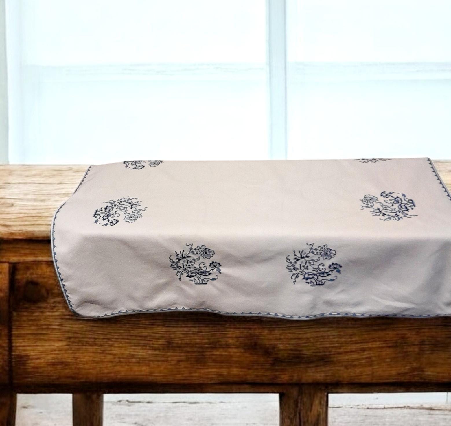 ヴィンテージホワイトコットンテーブルクロス、ブルーフローラル刺繍