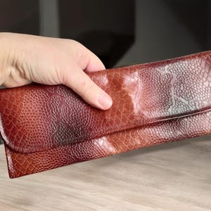 Monedero de piel vintage, monedero de piel repujada hecho a mano, clutch de piel marrón coñac