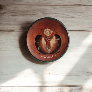 Plato vintage Rosemaling, plato colgante de madera con motivos florales