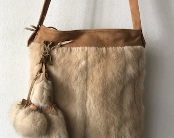 Damen handgemachte Handtasche beige; NerzFell Tasche auf langem Griff mit original Details, modische stylische Felltasche made in the USA.