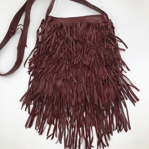 Bordeauxfarbene kleine Leder Fransentasche mit 2 Taschen.