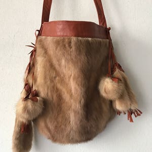 Damen beige Fell Handtasche, Tasche aus Nerzfell und braunem Leder, mit original Fell Bubo, Vintage Stil, handgemachte Tasche Größe ist klein. Bild 2