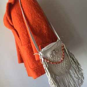 White handmade crossbody women&#39;s bag, leather with fashionable leather fringe, bag decorated with colored beads & knitting, new, size-small.