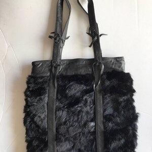 Bolso negro para mujer hecho de piel de cuero y piel de conejo en 2 asas, Sharlize & Kyle Couture hecho a mano en EE.UU.