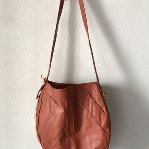 Damen beige Fell Handtasche, Tasche aus Nerzfell und braunem Leder, mit original Fell Bubo, Vintage Stil, handgemachte Tasche Größe ist klein. Bild 6