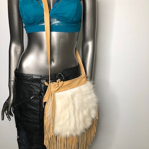 Charlize und Couture Umhängetasche, beige Wildledertasche mit POLAR FOX FELL kleine Größe.