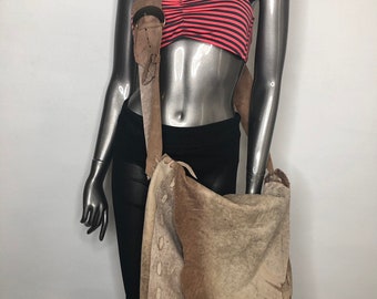 Nuova grande borsa a tracolla marrone chiaro da donna su un lungo cinturino, una borsa in vera pelle con dettagli originali; made in USA.