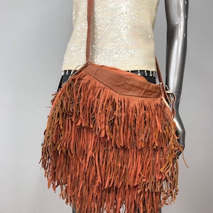 Damen braune handgemachte Handtasche aus Leder an einem langen Griff mit Fransen und original Details, hergestellt in den USA.