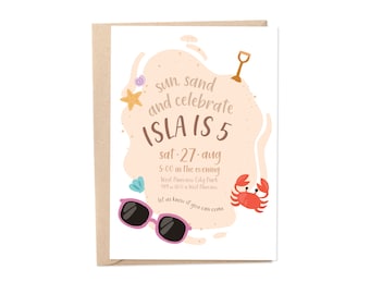 Peut inclure: Une invitation à une fête d'anniversaire sur le thème de la plage avec un fond rose et blanc. Le texte indique "Sun, Sand and Celebrate Isla is 5" avec la date "Sat 27 Aug" et l'heure "5:00 in the evening". L'invitation comprend également une étoile de mer, des coquillages, des lunettes de soleil, une pelle et un crabe.