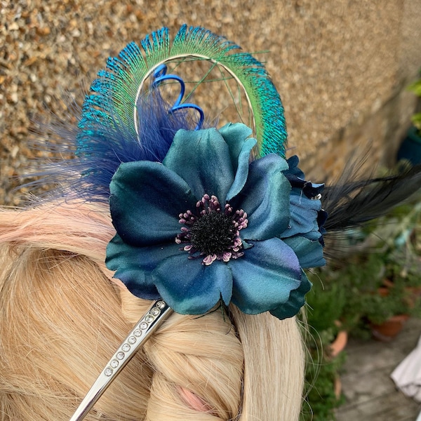 Clip de cheveux bleu vert fait à la main avec la fleur fausse et la plume de paon pour le mariage, la partie, le bal, le jour aux courses