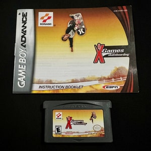 Puede incluir: Un cartucho de juego Game Boy Advance negro para "ESPN X Games Skateboarding" con una etiqueta amarilla y roja que muestra a un patinador y el título del juego. La etiqueta también incluye la clasificación PEGI "3" y el logotipo de Konami.