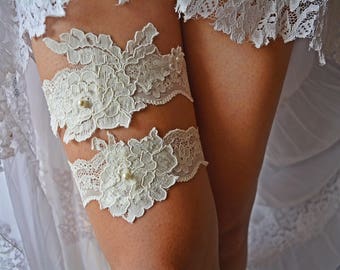 Rustic Ivory Wedding Garter Set, Bridal Garter Set For Vintaje Wedding, Ivory Pearl Garter Wedding Clothing, Elegant Ivory Lace Garters Set