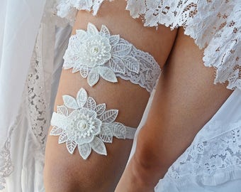 Stretch Lace White Bridal Gerter Set For Wedding, White Lace 3D Applique Garter, Floral Applique Winter Wedding White Toss Keep Garter Set