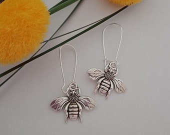 Pendientes con dije de abeja plateada