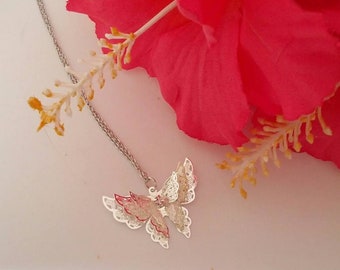 Collar con colgante de mariposa de plata