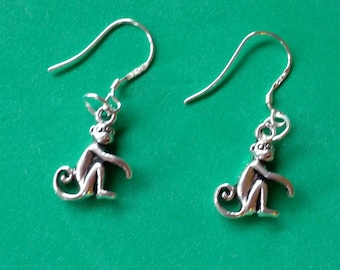 Pendientes colgantes con dije de mono plateado
