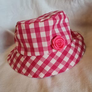 Sombrero de pescador de cuadros vichy rosa y blanco para mujer con adorno de rosa desmontable, tamaño mediano