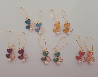 Brincos pendentes de coração dourado e pérola
