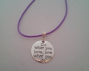 Paarse koordbedel / ketting met gepersonaliseerde boodschap pendant