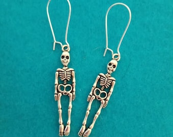 Pendientes de plata con dije de esqueleto