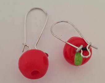 Pendientes colgantes con dije de manzana roja