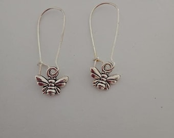 Pendientes pequeños con dije de abeja plateada