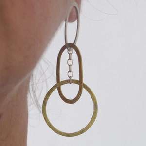 Earrings of interlocking rings joined with a chain, forged with hammer, long earrings with movement