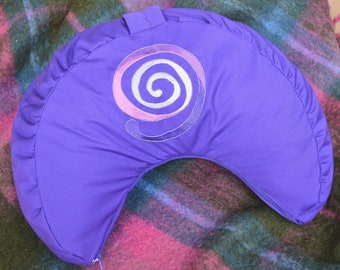 Halbmondkissen Purple Spirale