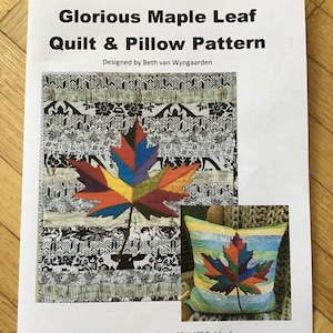 Pode incluir: Um padrão para uma colcha e um travesseiro com um design de folha de bordo colorido. A colcha pode ser feita em dois tamanhos: 20 1/2 polegadas por 22 1/2 polegadas ou 40 polegadas por 48 polegadas. O travesseiro é de 20 polegadas por 20 polegadas e tem um fecho de correr. O padrão foi desenhado por Beth van Wyngaarden.