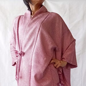 Vintage Japanische Kimono Jacke in Maulbeerpurpur, Shibori Seide Haori mit Ahornblatt Motiv, Dochugi Jacke XL, Herbstmode Geschenk für Sie